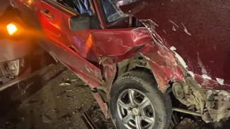 В Самаре 19-летний водитель ВАЗ-2115 попал в больницу после столкновения с Volkswagen Polo