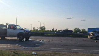 В Самарской области водитель иномарки устроил аварийный страйк с пикапом и велосипедом