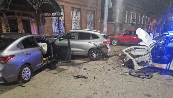 В Самаре 23-летний водитель проехал на красный и устроил массовое ДТП