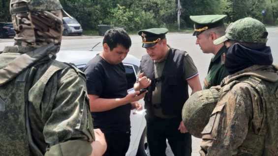 Появились кадры облавы силовиков на мигрантов-уклонистов в Самаре