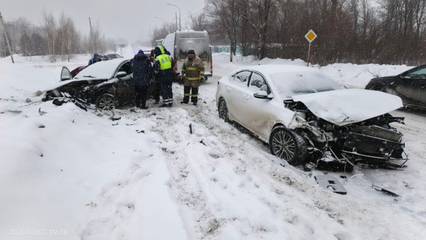 В Волжском районе Самарской области в лобовом ДТП 3 февраля пострадали трое 