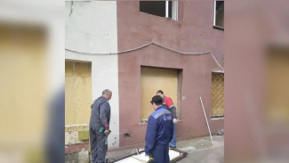 Появились кадры ремонта поврежденного атакой БПЛА роддома под Самарой 