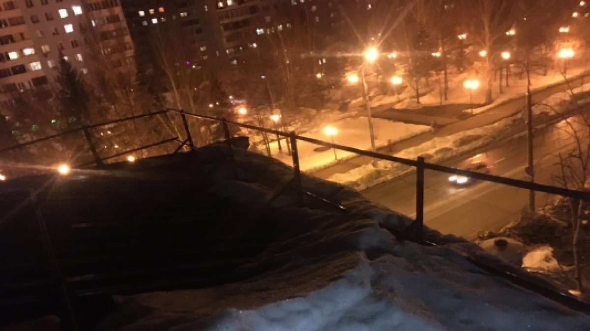 На город вечер упадет ледяной. Крыша дома фото. Падение с крыши. Снег на крыше. Лед с крыши Самара.