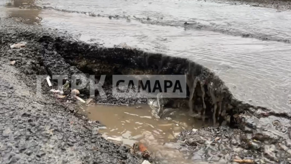 В Самаре на Советской Армии провалился асфальт