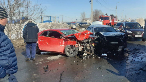 В Самарской области из-за массового ДТП по дороге разлился бензин