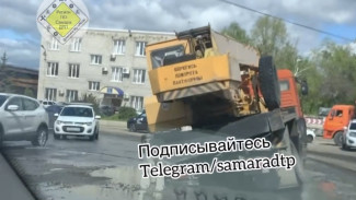 В Самаре автокран провалился в глубокую яму