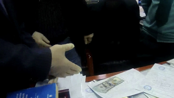 В Самарской области судят мужчину за взятку сотруднику таможни в две тысячи долларов США