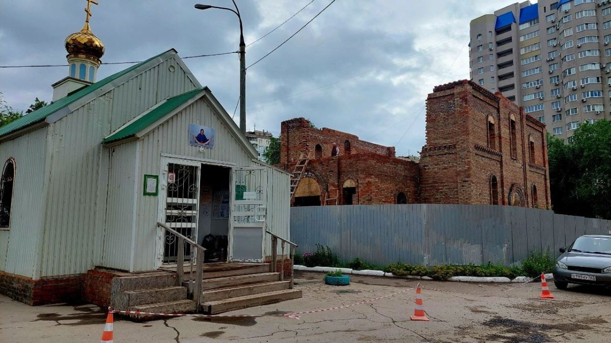 Церковь напротив панельки