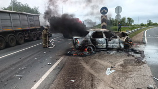 В Самарской области из-за ДТП вспыхнула легковушка 28 июня