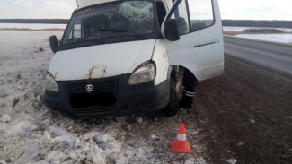 В Самарской области из-за схода льда с крыши автомобиля водитель «ГАЗели» попал в больницу