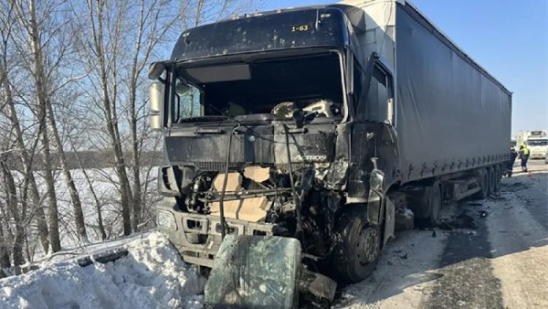 В Самарской области столкнулись 3 грузовика