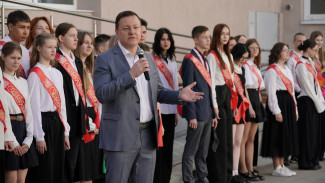 Дмитрий Азаров принял участие в торжественной линейке в родной 132-й самарской школе