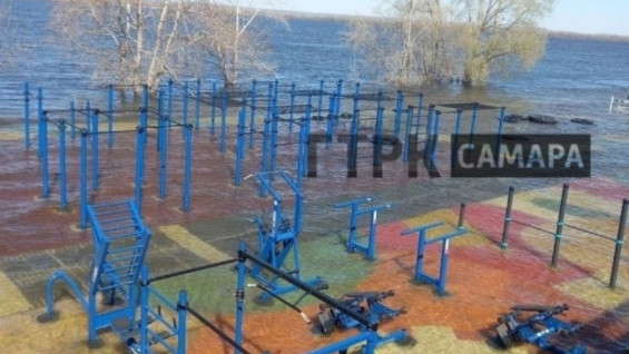 В Самаре новая спортплощадка у речного вокзала ушла под воду 18 апреля