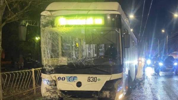 В Самаре 21 ноября автобус врезался в световую опору, два пассажира попали в больницу