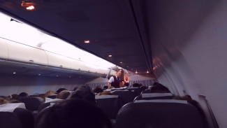 Врачи из Самары спасли пассажирку с критическим давлением на борту самолета