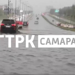Появились кадры ушедшего под воду Московского шоссе после ливня стеной в Самаре