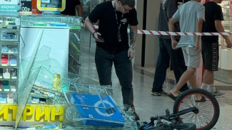 В Самаре школьник на велобайке разнёс витрину в торговом центре