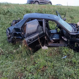 В Самарской области LADA Priora опрокинулась в кювет: пострадали двое юношей