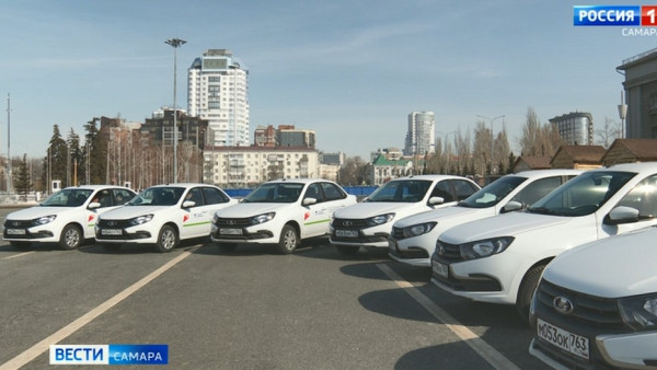 Ключи от новых автомобилей передали клиникам