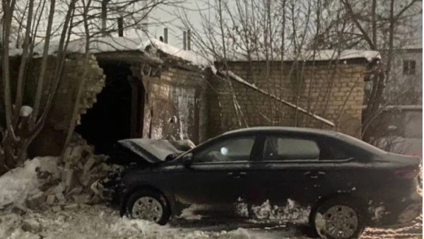 В Самаре Geely влетела в кирпичную постройку