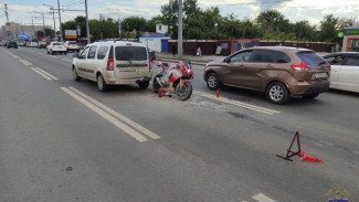 Мотоциклист врезался в стоящий автомобиль в Самаре