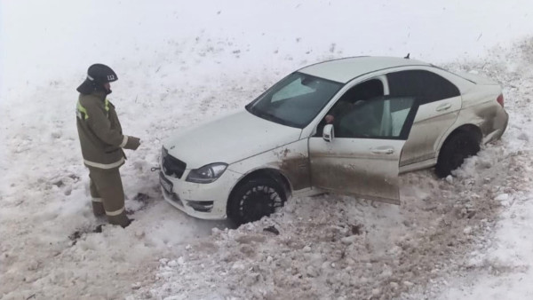 В Самарской области Мercedes рухнул в кювет на трассе