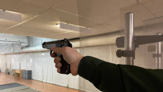 В Самаре мужчина ударил пистолетом оппонента у бара и вышел на свободу из зала суда