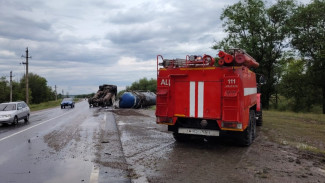 Цистерна с нефтью опрокинулась на трассе под Самарой: последствия аварии