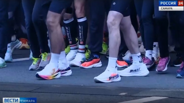 Десять тысяч атлетов из разных регионов России и десяти стран мира встретили рассвет на площади Куйбышева 