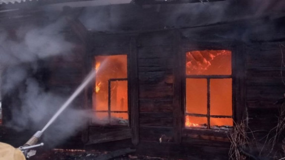 В Самарской области в частном доме сгорел человек, пожар тушили больше 3 часов