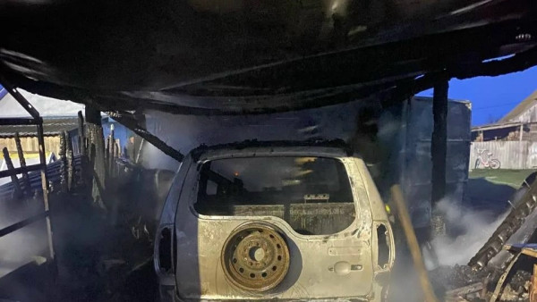 В Самарской области полностью выгорел гараж с автомобилем внутри