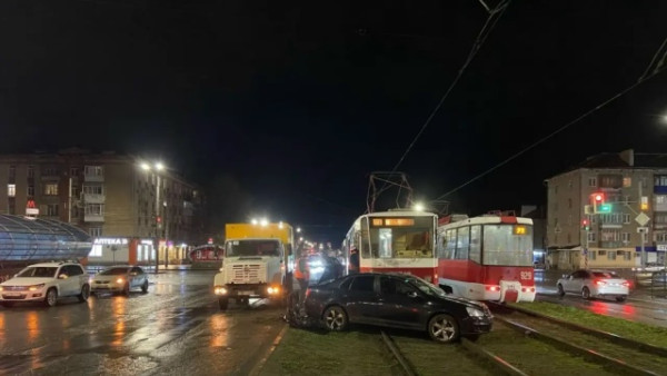 В Самаре легковой автомобиль столкнулся с трамваем, есть пострадавший
