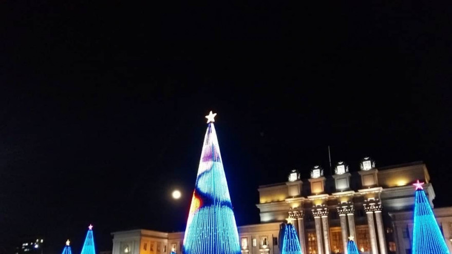 День рождение где самары. Самара площадь Куйбышева елка 2020. Площадь Куйбышева Самара 2020.