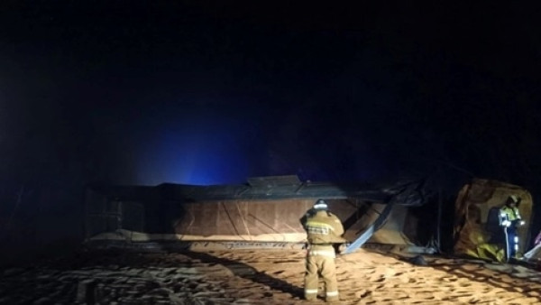 Водитель усыпал зерном трассу, опрокинув большегруз в Самарской области