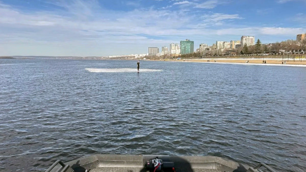 В Самаре спасли молодого человека с дрейфующей льдины на Волге  