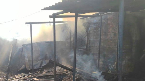 Под Самарой загорелись три строительных вагончика