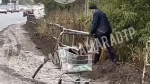 Выдергивает «с корнем»: В Самаре мужчина пытался унести с собой дорожное ограждение 