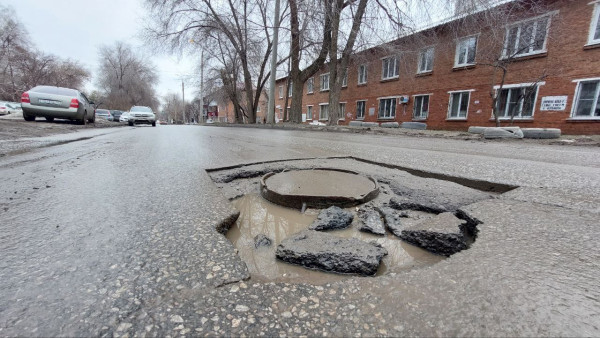 Самарцев возмутили огромные ямы на улицах Ставропольской и Ново-Вокзальной