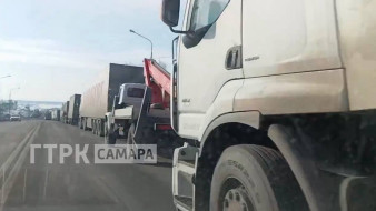 В Самарской области сотни фур встали в гигантской пробке на трассе М-5