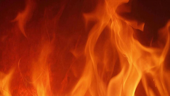 Спасатели вытащили человека из горящего дома под Самарой 