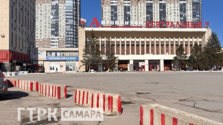 Парковку у Центрального автовокзала в Самаре перекрыли бетонными блоками