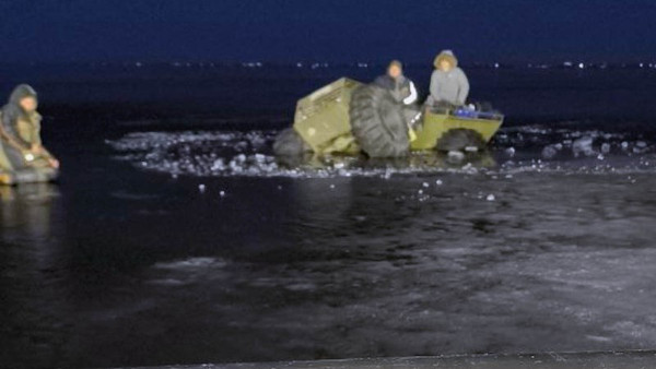 На Волге в Самарской области болотоход с людьми рухнул в промоину