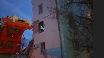 МЧС опубликовало кадры разбора завалов рухнувшего в результате атаки БПЛА подъезда в Сызрани