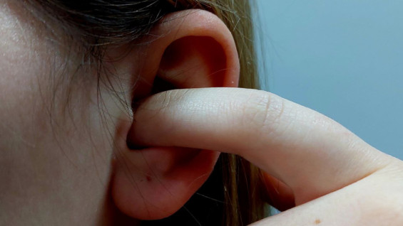Почему чешутся уши: народные приметы и суеверия