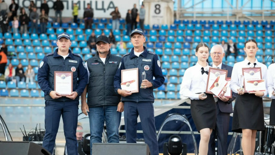 Тольяттинских инспекторов наградили за спасение двухлетнего ребенка