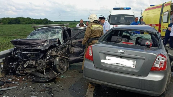 Два человека погибли в лобовом столкновении машин на трассе под Самарой