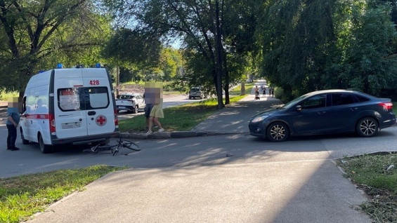 В Самаре Ford сбил 49-летнего велосипедиста во дворе на Карла Маркса