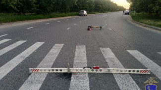 В Тольятти автомобиль сбил двух 16-летних девушек на самокате