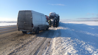 Фургон догнал автовоз DAF на трассе М-5 в Самарской области