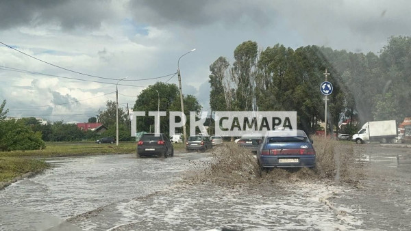 После ливня стеной Зубчаниновка ушла под воду в Самаре